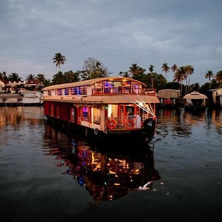 מלון Alappuzha Vaishnav Tours מראה חיצוני תמונה