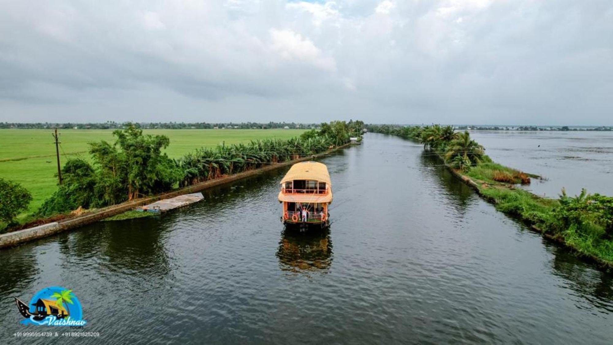 מלון Alappuzha Vaishnav Tours מראה חיצוני תמונה