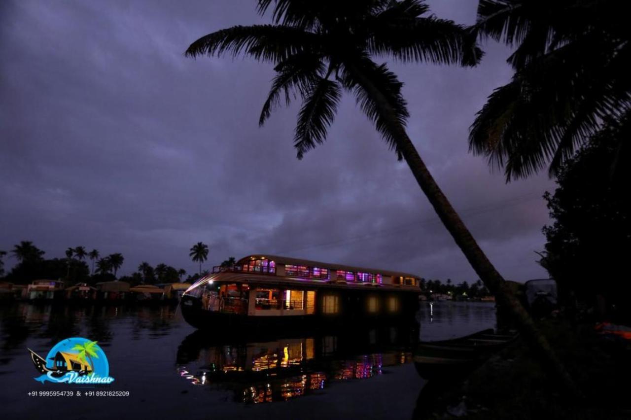 מלון Alappuzha Vaishnav Tours מראה חיצוני תמונה
