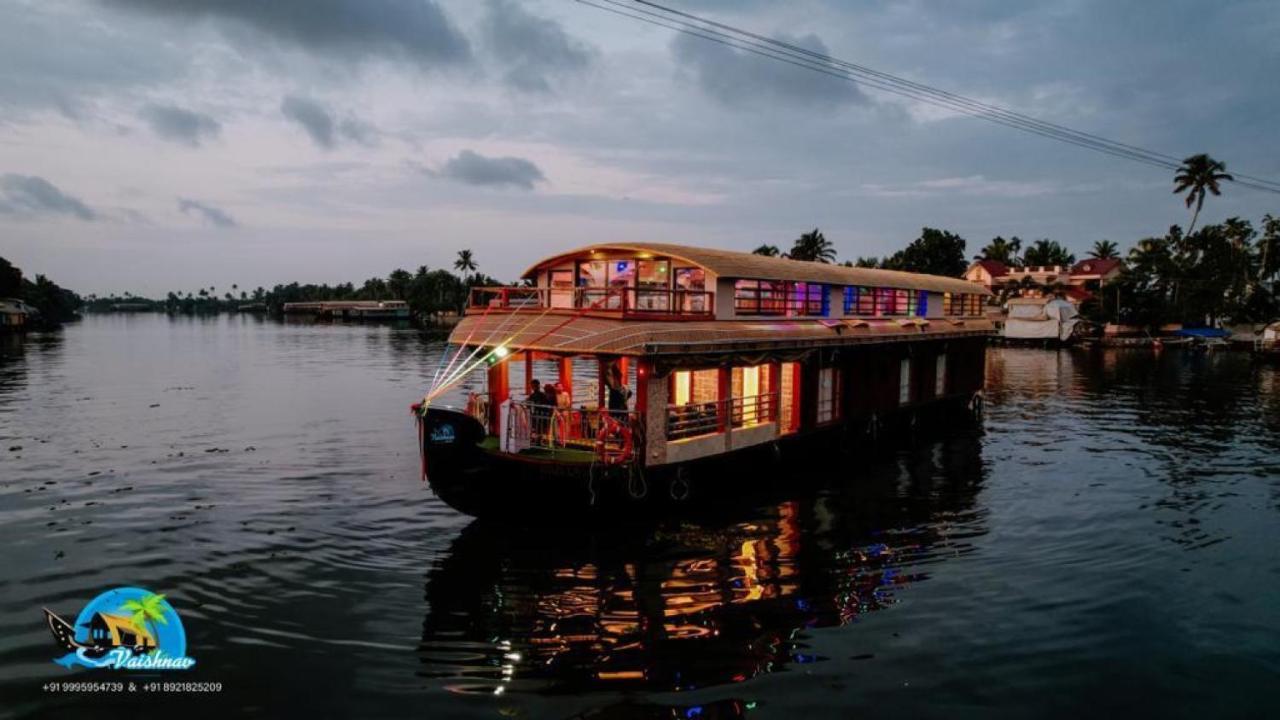 מלון Alappuzha Vaishnav Tours מראה חיצוני תמונה