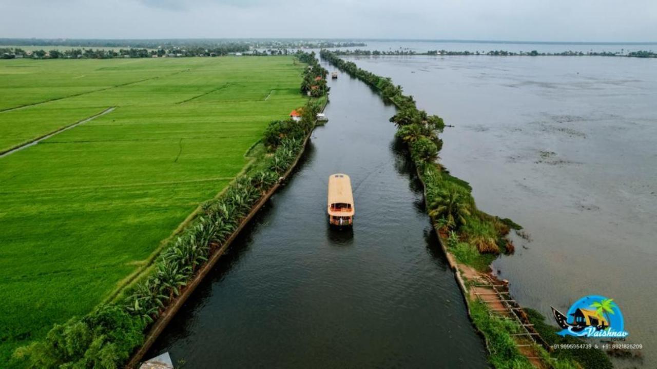 מלון Alappuzha Vaishnav Tours מראה חיצוני תמונה
