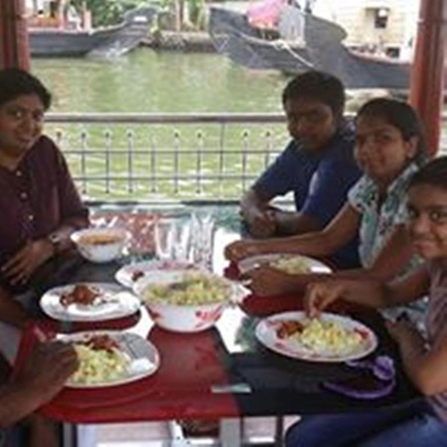 מלון Alappuzha Vaishnav Tours מראה חיצוני תמונה