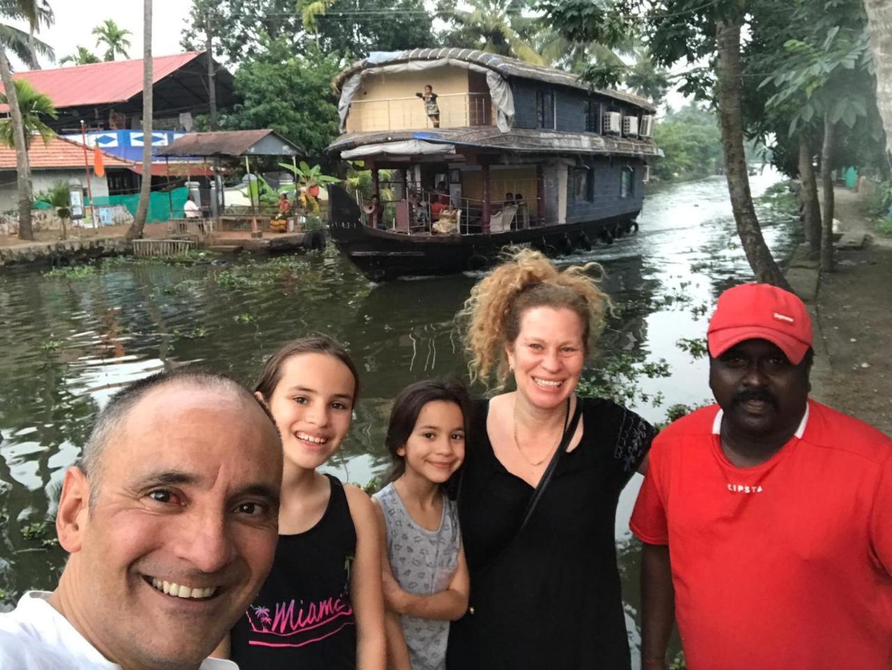 מלון Alappuzha Vaishnav Tours מראה חיצוני תמונה