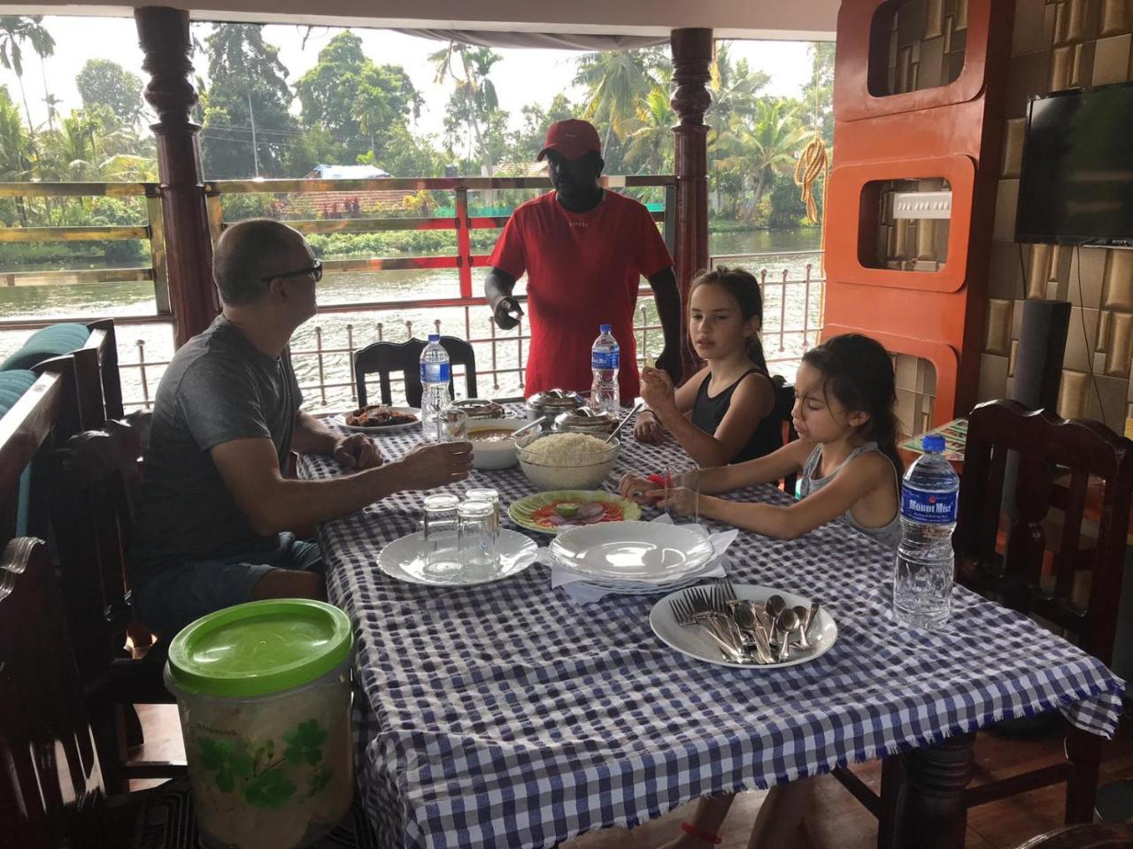 מלון Alappuzha Vaishnav Tours מראה חיצוני תמונה
