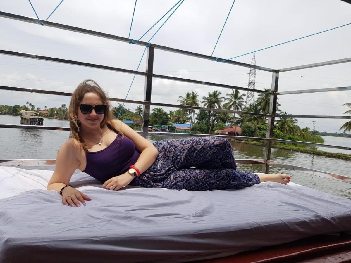 מלון Alappuzha Vaishnav Tours מראה חיצוני תמונה